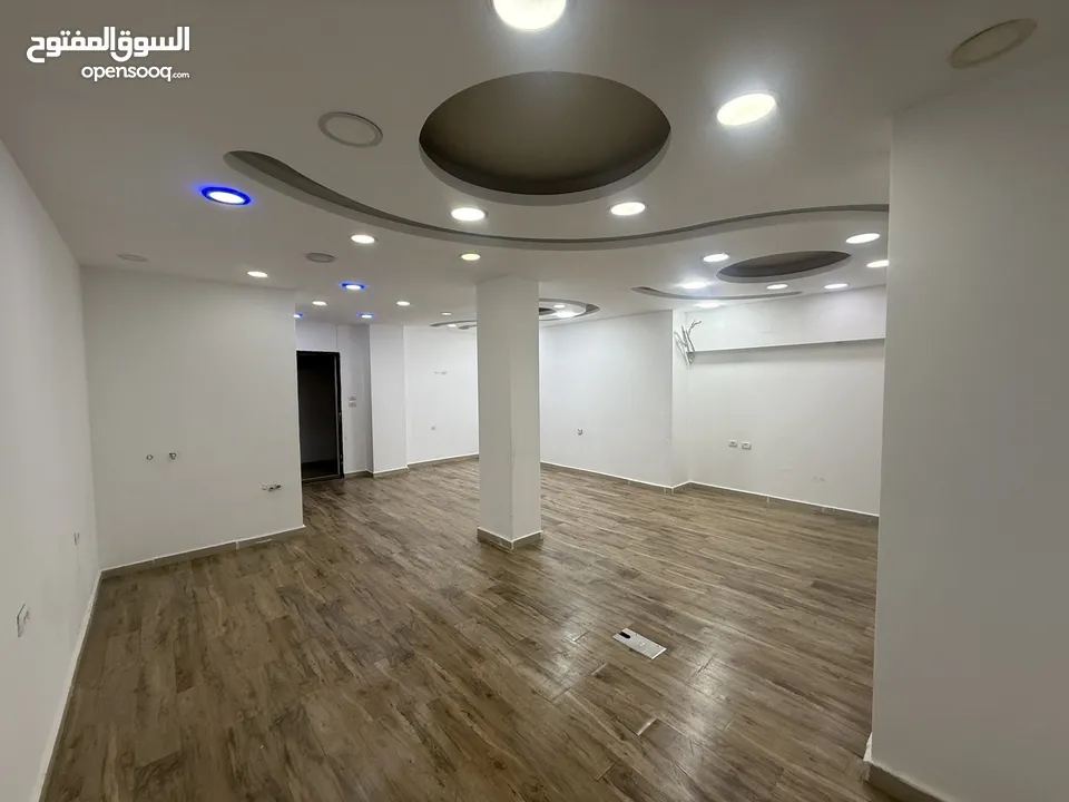 مكتب للإيجار / مطل على الشارع الرئيسي