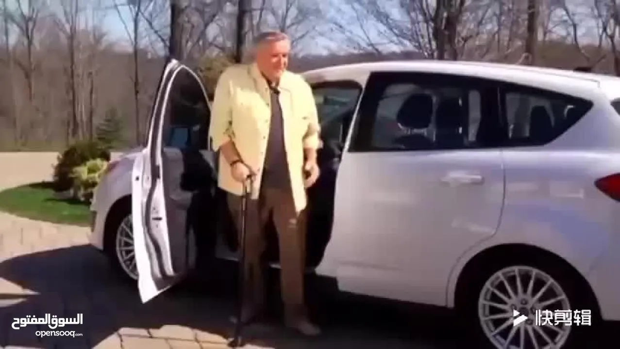عكازة قابله للطي بمقبضين لكبار السن وقاعده مانعه انزلاق مع ضوء ليد وزمور