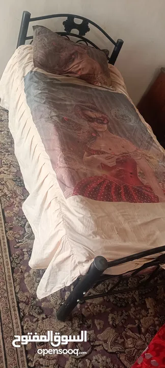 تخت سرير مع اللحاف