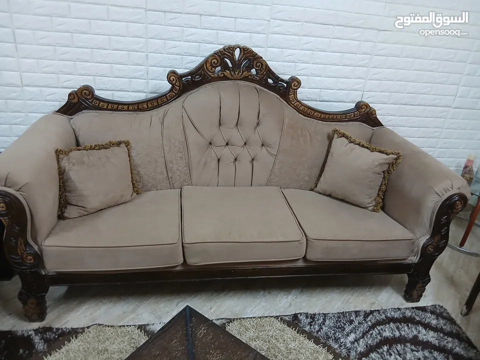 طقم كنب مستعمل مع طاولات للبيع