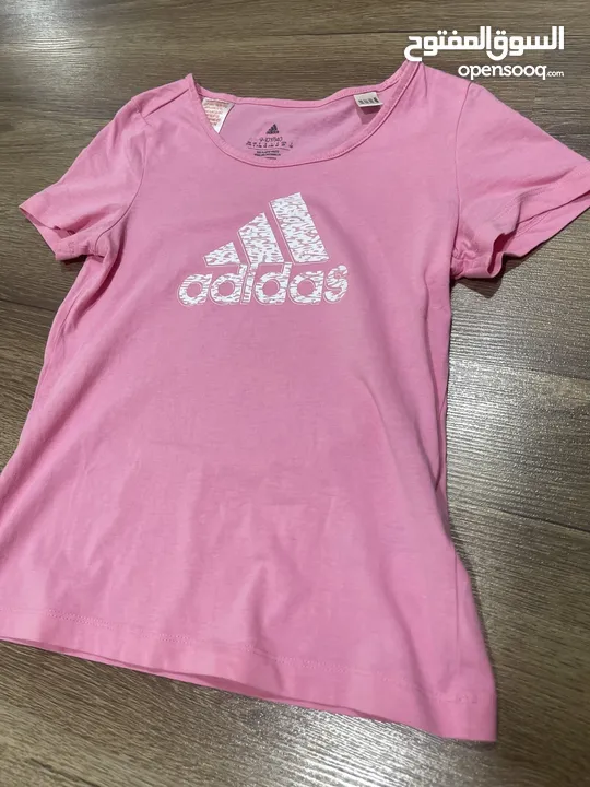 Adidas Pink Shirt : ملابس وأحذية للأطفال بناتي ملابس رياضية : دهوك أخرى  (224815016)