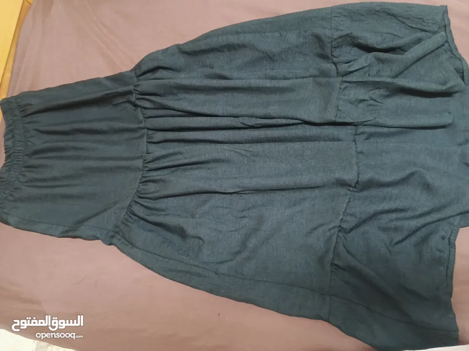 تنورة سوداء طويلة