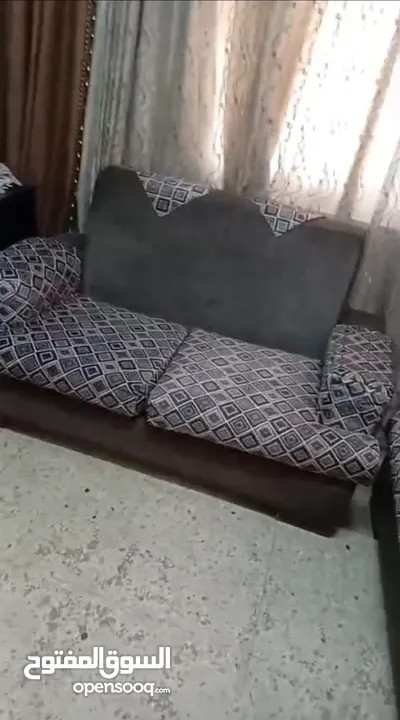 طقم كنب بحالة جيدة جدا خشب نظيف وثقيل مش زي التجاري ،معه هدية طاولة ضيافة خشب زان وجه زجاج خمس قطع