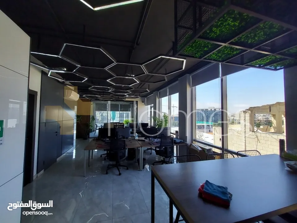 مكتب طابق ثاني بواجهات زجاجية للايجار في ضاحية الامير راشد مساحة 160م