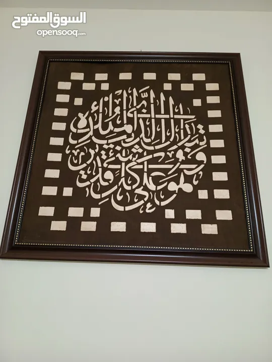 مرايا مميزه مع قاعده سله لون ابيض ثقيله مع امكانيه للتعليق بالحائط مع عجلات لسهوله التنقل من مكان لآ