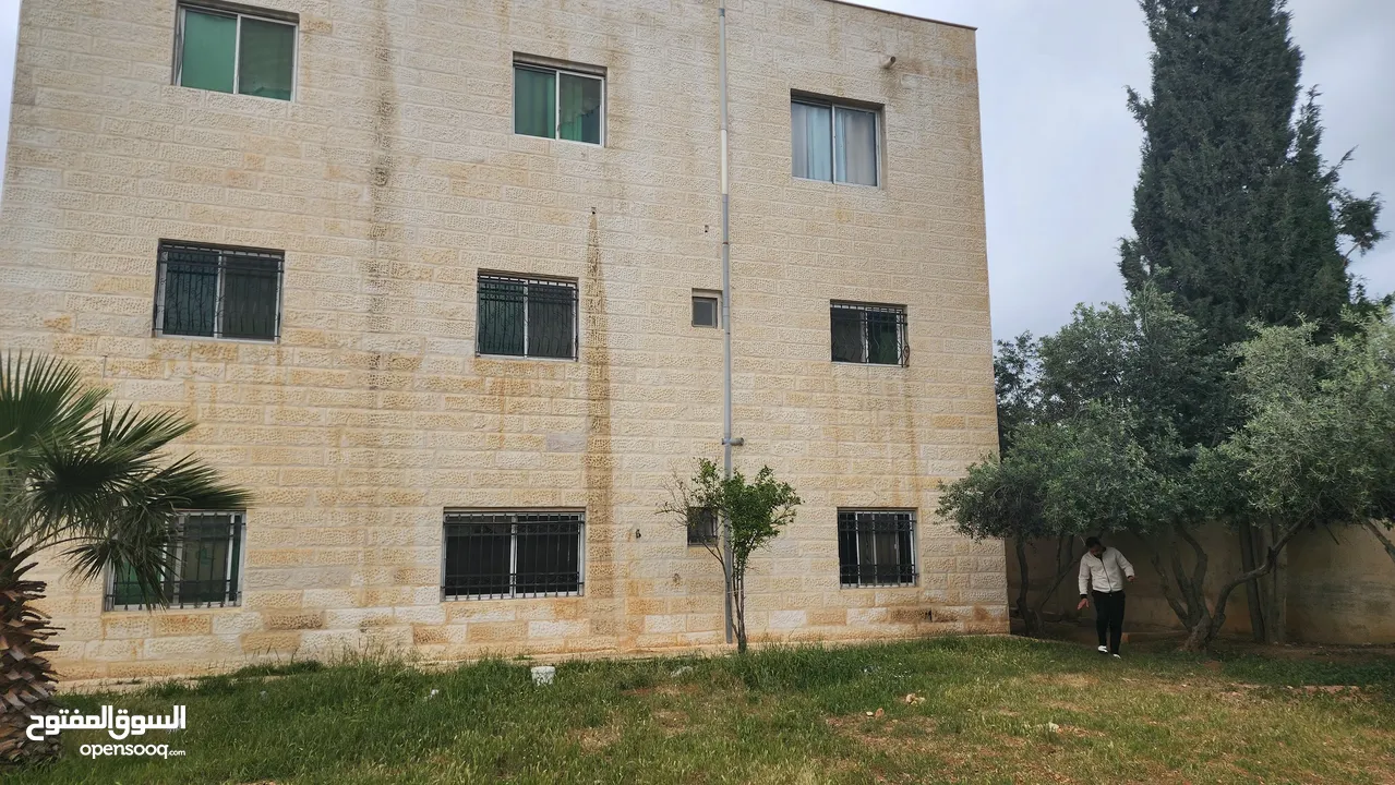 عماره لل: بيت مستقل مكون من ثلاث طوابق مساحة الارض 1117متر مساحة البناء ل