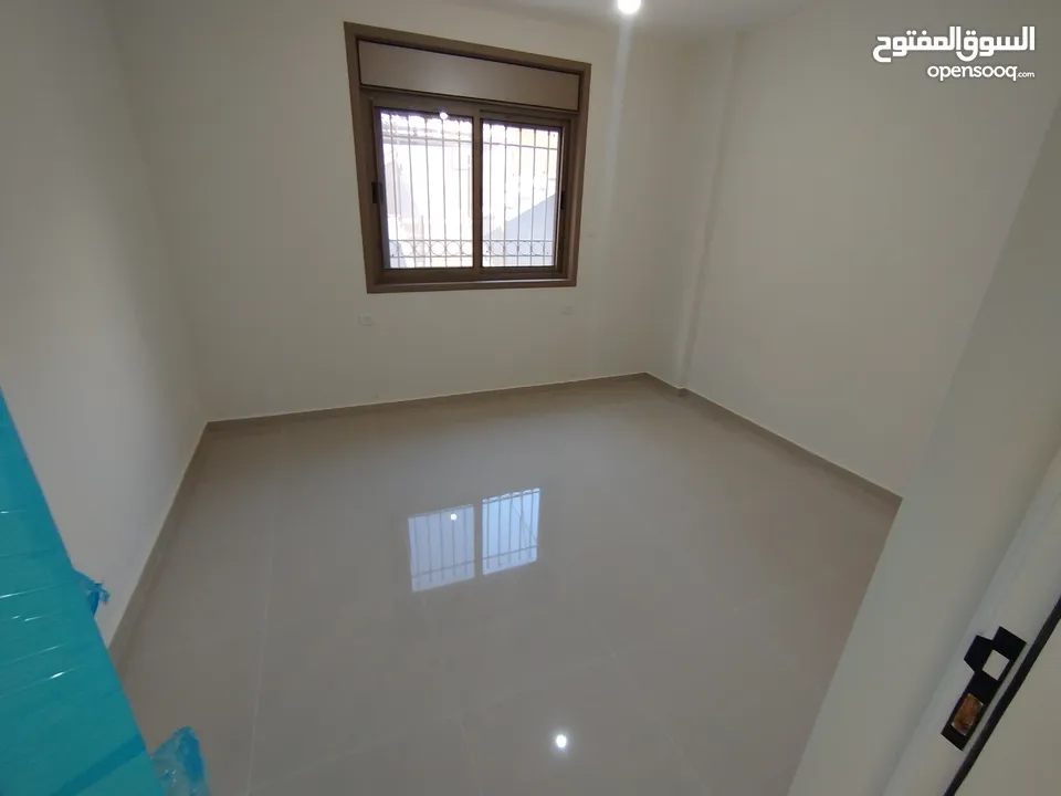 شقه مع حديقه للبيع