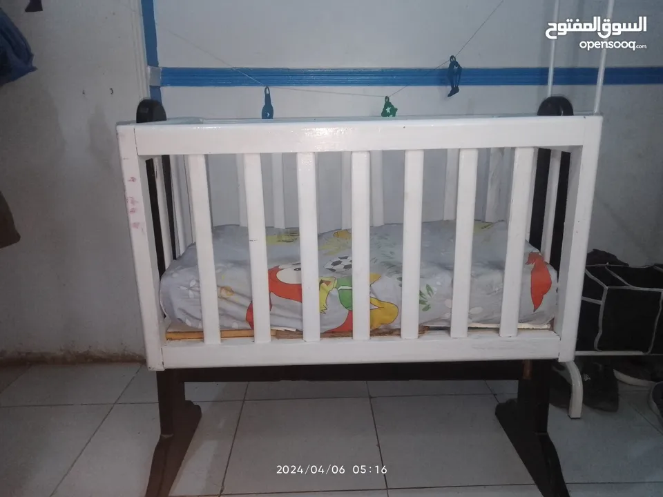 سرير اطفال للبيع قابل للفصال