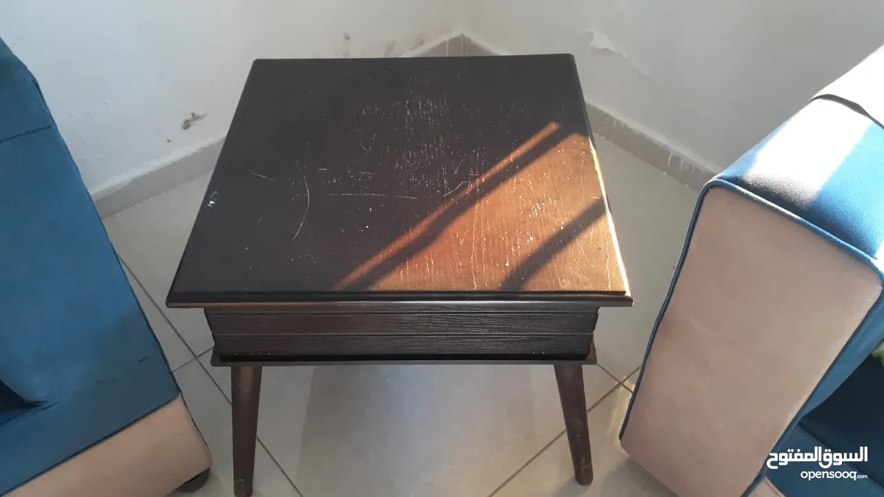 غرفة ضيوف مع 3 طاولات طقم كامل