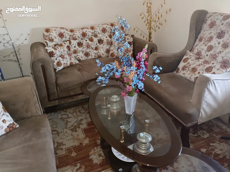 طقم كنب تركي 7 مقاعد+طاولة بوفيه جانبية وطقم طاولات سيكوريت 3 قطع شبه جديد للبيع لعدم توفر المساحة