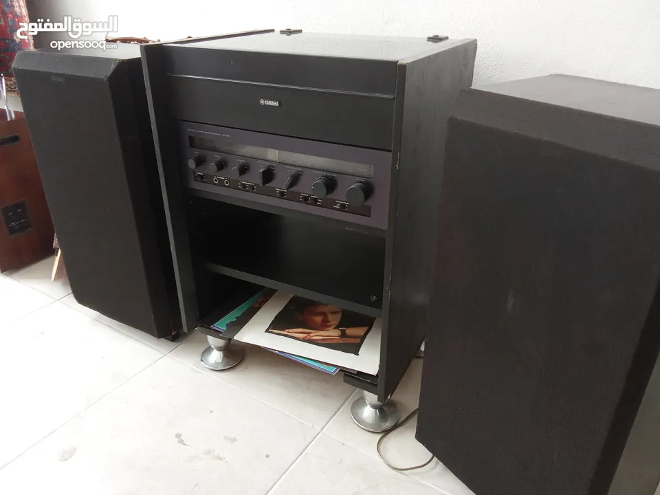 Rare to find Yamaha stereo system receiver record player cabinet with 2 speakers working good