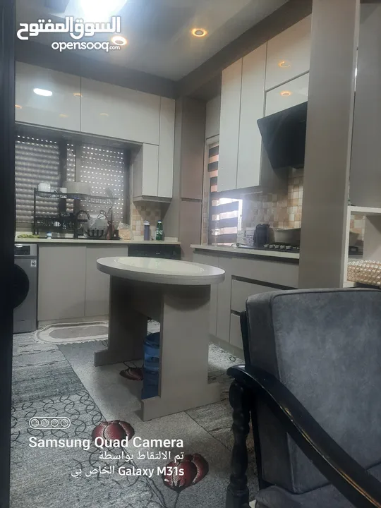 شقه طابق ثاني للبيع في ضاحيه الاستقلال