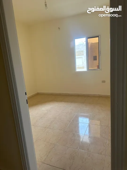 شقه فارغه للايجار شارع الجامعه الاجره شهريه 240
