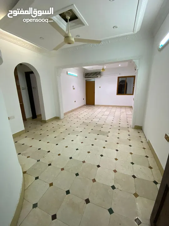 غرف راقيه للشباب العمانين في الخوض / شامل كافة الخدمات