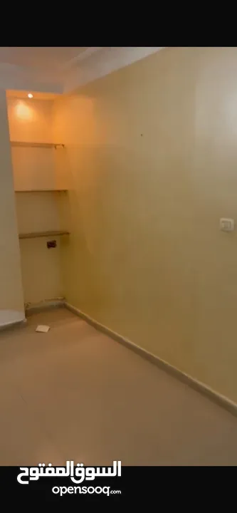 ثلاث غرف نوم غير مفروشة للإيجار