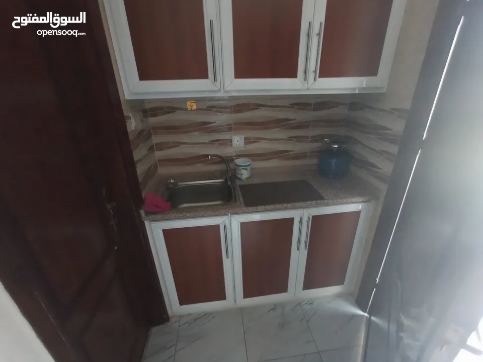 رووف للايجار في منطقة الثالثة مقابل مستشفى العقبة الحديث