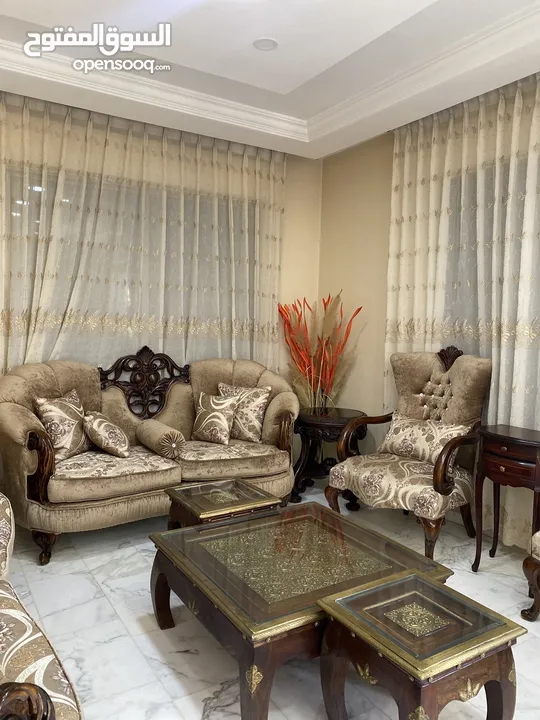 طقمين كنب خشب زان بحالة ممتازة