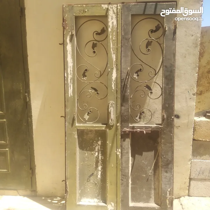 أبواب حديد وأبواب خشب