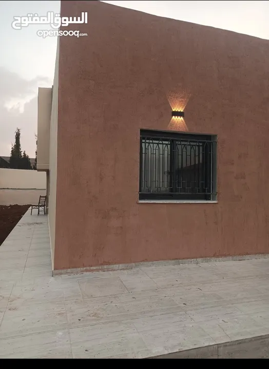منزل شبه فيلا مساحته 150م طابق واحد مستقل حديث البناء قرب فلل الاندلسية طريق مادبا للايجارمن المالك