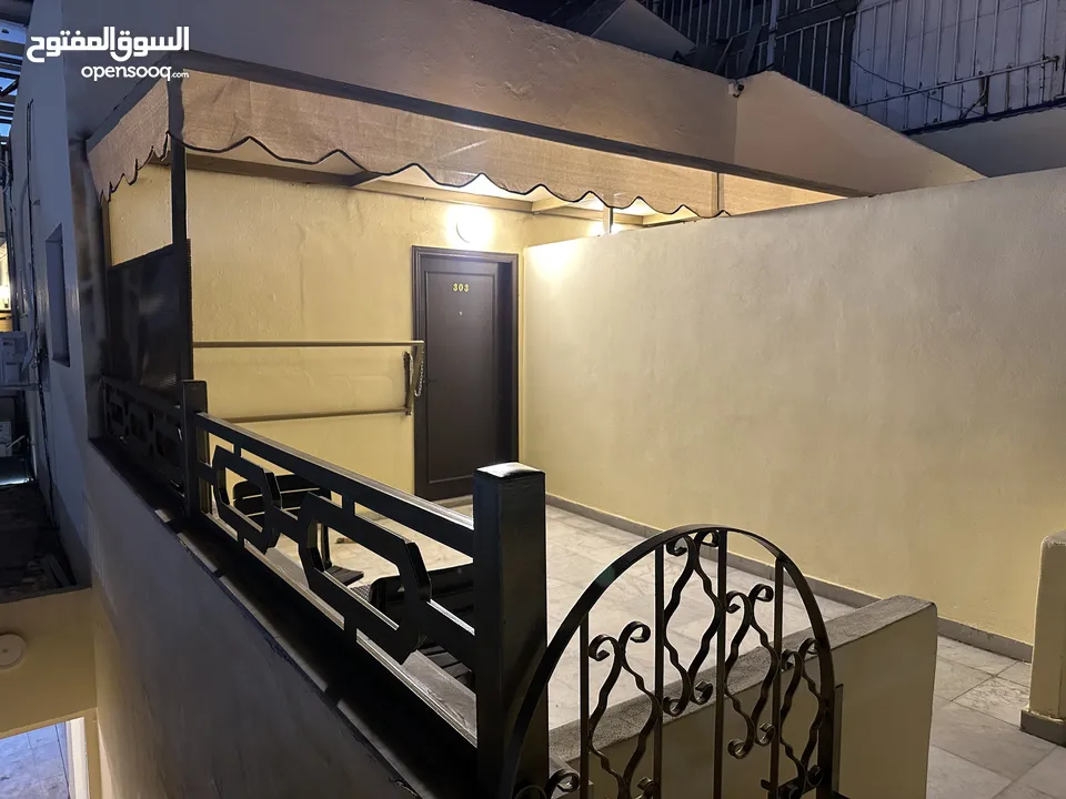 غرف وشقق فندقية نظيفة على البحر وبجانب السوق، موقع ممتاز، مطاعم، موقف عام، بلكونات، انترنت، مكيفات.