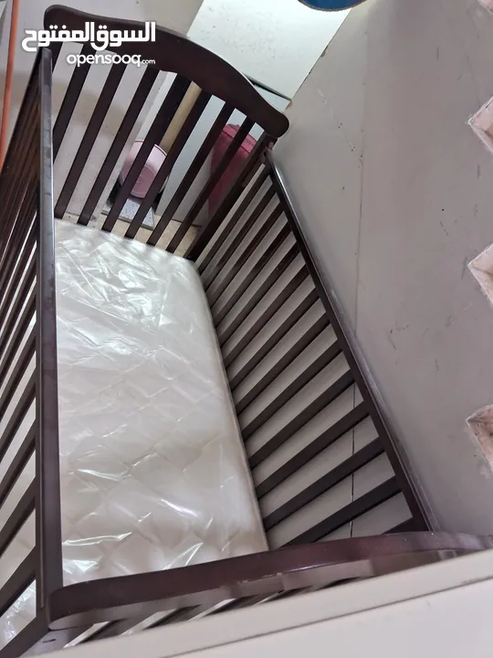 للبيع  سرير  اطفال مع مترس مستعمل قليل  baby bed with mattrres like new up to5 years you can baby us