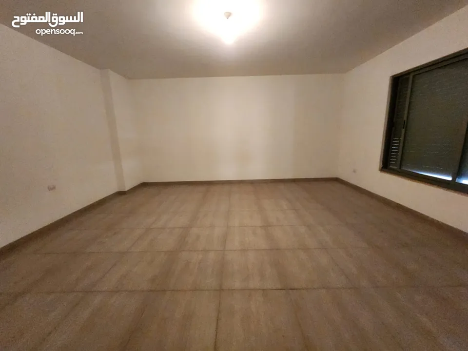 شقة فارغة للبيع في منطقة الدوار الرابع ( عدد 2 ) ref : 14339