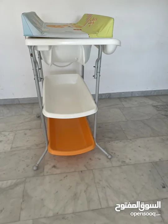 ستاند حمام مع فرشة غيار للأطفال
