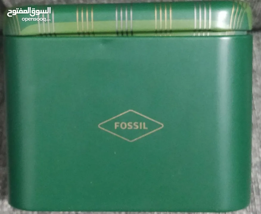 ساعة fossil أصليه فخمه بالكرتونه