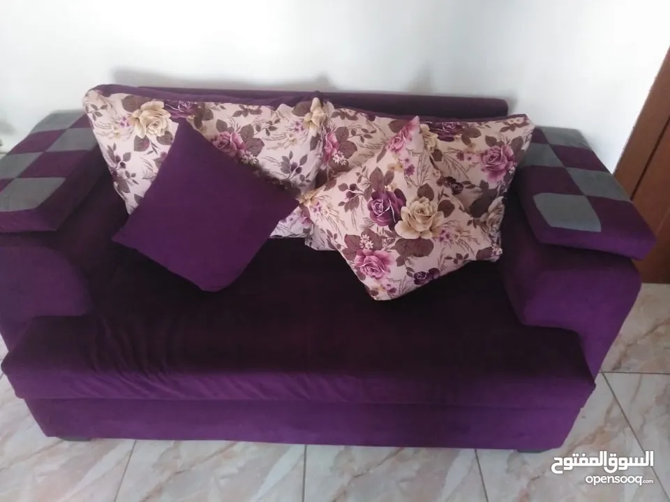 طقم كنب كورنر شبه جديد استعمال خفيف مع طقم طاولات سيرفيس
