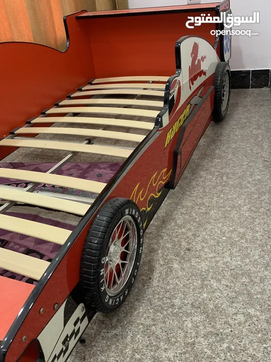 سرير احمر على شكل سيارة