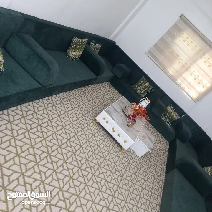 فرشات ضغط20  عدد 7 + 7جرن+8مراكي+8مساند+طاولة حجم كبير عدد 1+ طاولة صغير 3 بحالة ممتازه استعمال جدا