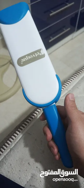 لعبه قطط ورضاعه خاصه للكلاب او للقطط يمكن استخدامها ومشط ازاله الشعر على الملابس