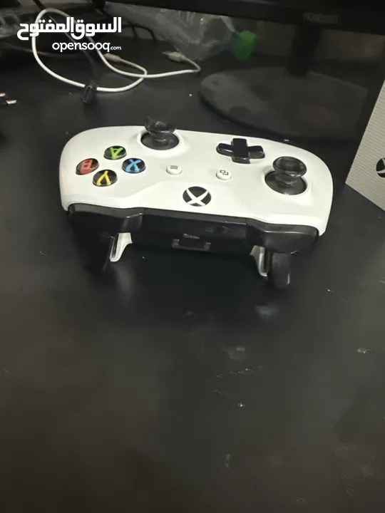 Xbox one s  مستعمل مع يد تحكم لا يوجد التوصيل الا لاماكن قريبة +مستعملة +اسلاكها
