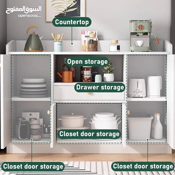 خزانة عملية مع مقابض خشبية بسيطة وأنيقة  تصميمها يجمع بين المساحات المغلقة والرفوف المفتوحة لسهولة