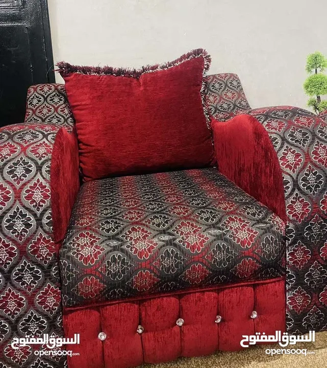 كنب تفصيل تقيل  للبيع باللون الخمري و الاسود و تسع مقاعد