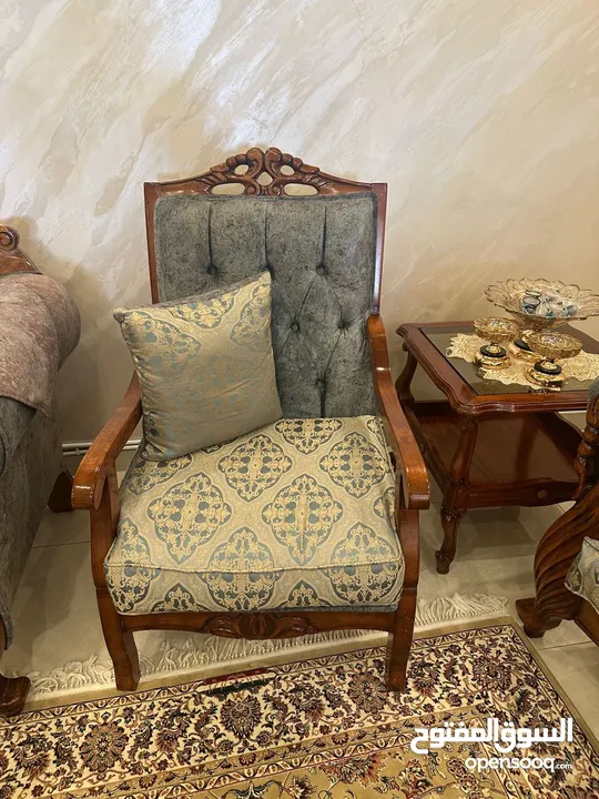 طقم كنب غرفه ضيوف مع طقم طاولات للبيع بسعر مغري