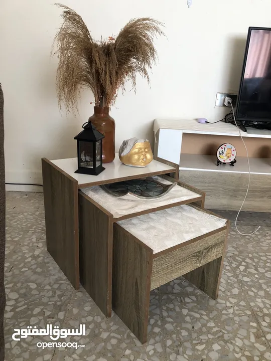 طاولة صالة بالون ابيض و خشبي مع تصميم يناسب جميع الديكورات يمتاز بسهولة التنظيف و يحتوي على خزانتين