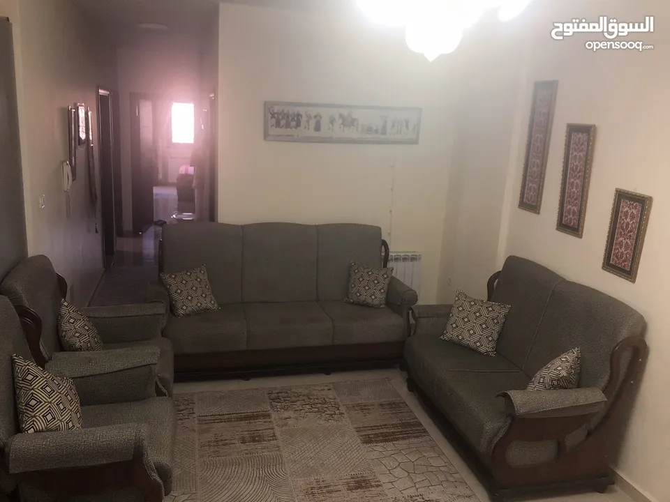 طقم كنب 7 مقاعد مع نقش خشبي مميز للبيع