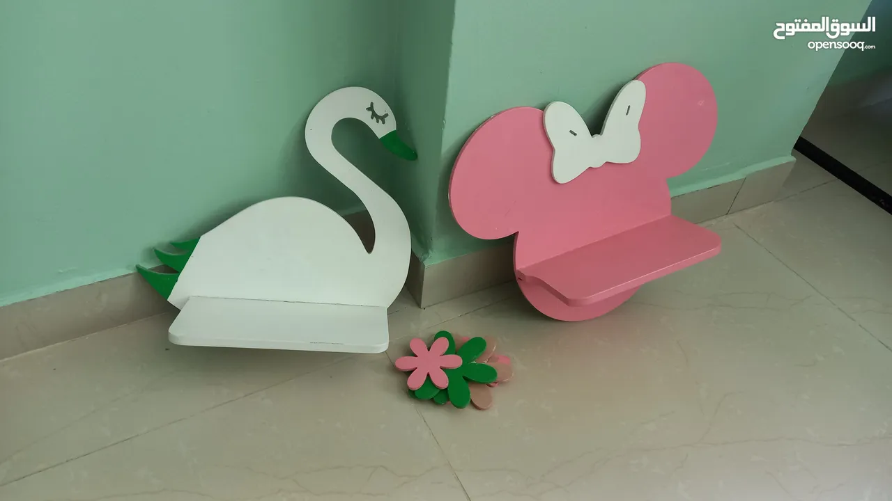 العاب اطفال وستارة ورفوف