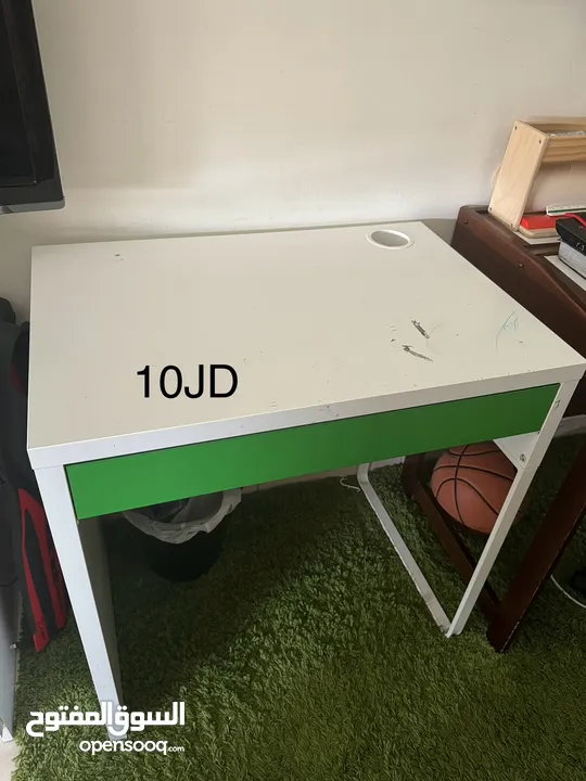 Kids desk and 2 carpets