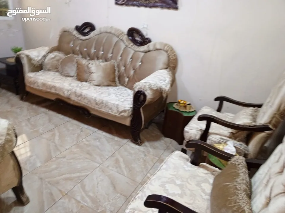 كنب صاله ابيض اللون تفصيل شبه غير مستعمل