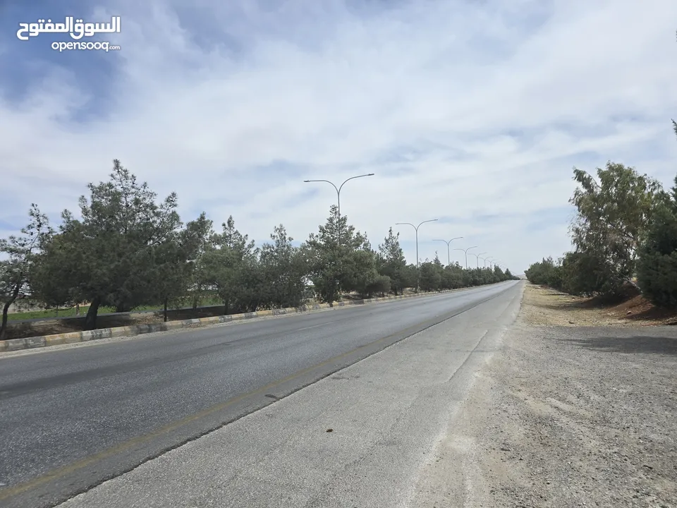 ارض تجاريه مميزه واجهه كبيره عشارع الحصن قرب شهوان