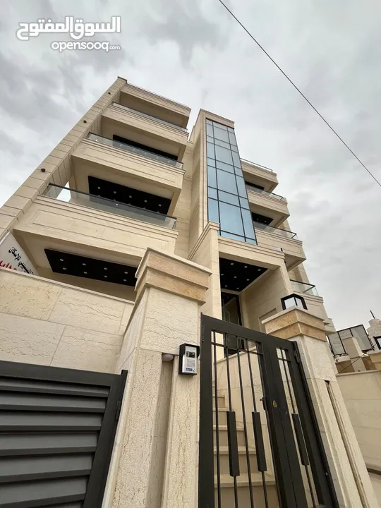 ارضية مع ترس و فير بليس بتشطيب مميز في طريق المطار الحويطي خلف المدارس العالمية