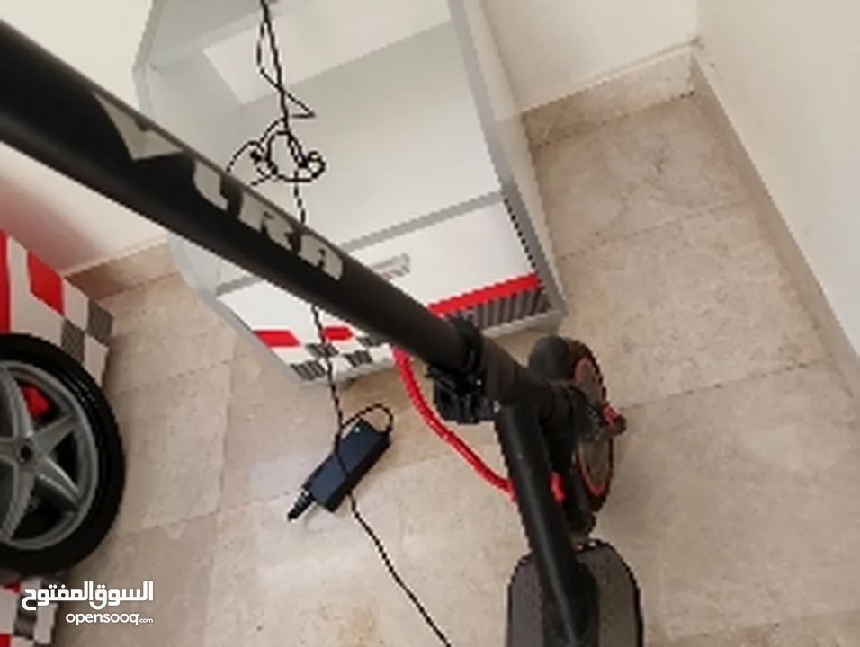 سكوتر للبيع بس بطاريه خربانه