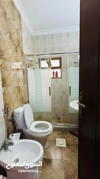 شقه طابق اول مع حديقه واسعه للبيع ابو نصير / مقابل الكليه البحريه