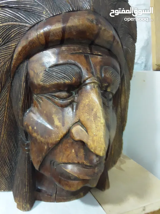 تمثال لرأس زعيم من الهنود الحمر، منحوتة قديمة من خشب صلب غريب النوع، قديمة ويمكن اعتبارها أنتيكة