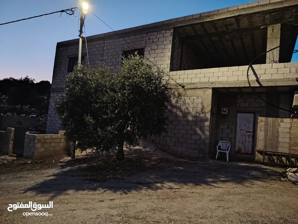 ارض للبيع 4300م على القوشان وعلى الواقع 12دونم متواجد بيت مساحة 380 متر طابقين +خزان يتسع50 متر