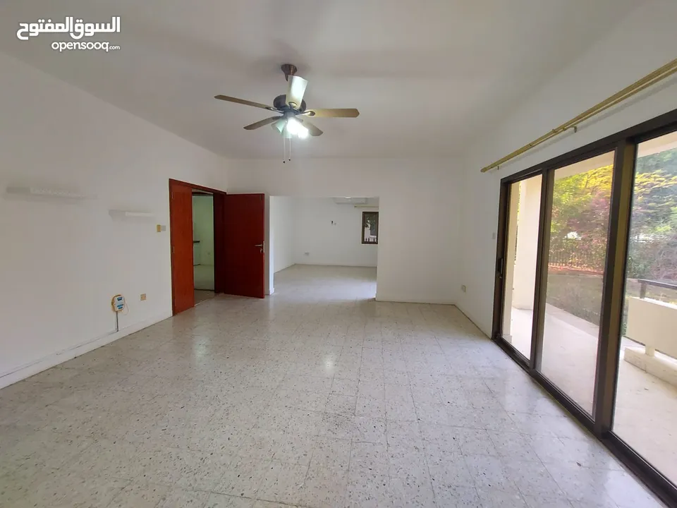 4 Bedrooms Villa for Rent in Shatti Al Qurum REF:945R