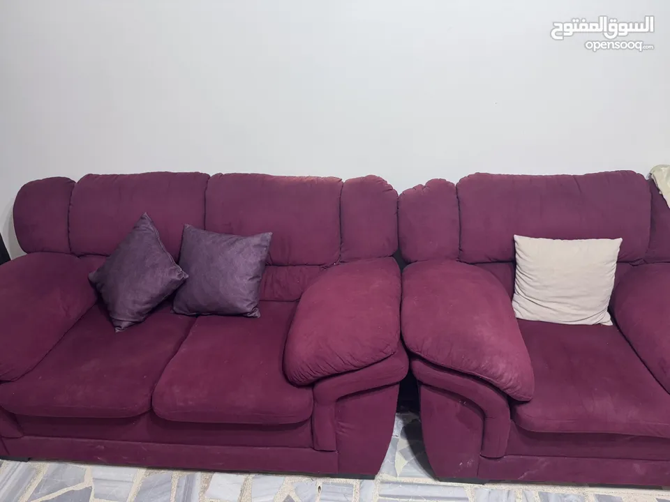 طقم كنب لون خمري بحالة جيده