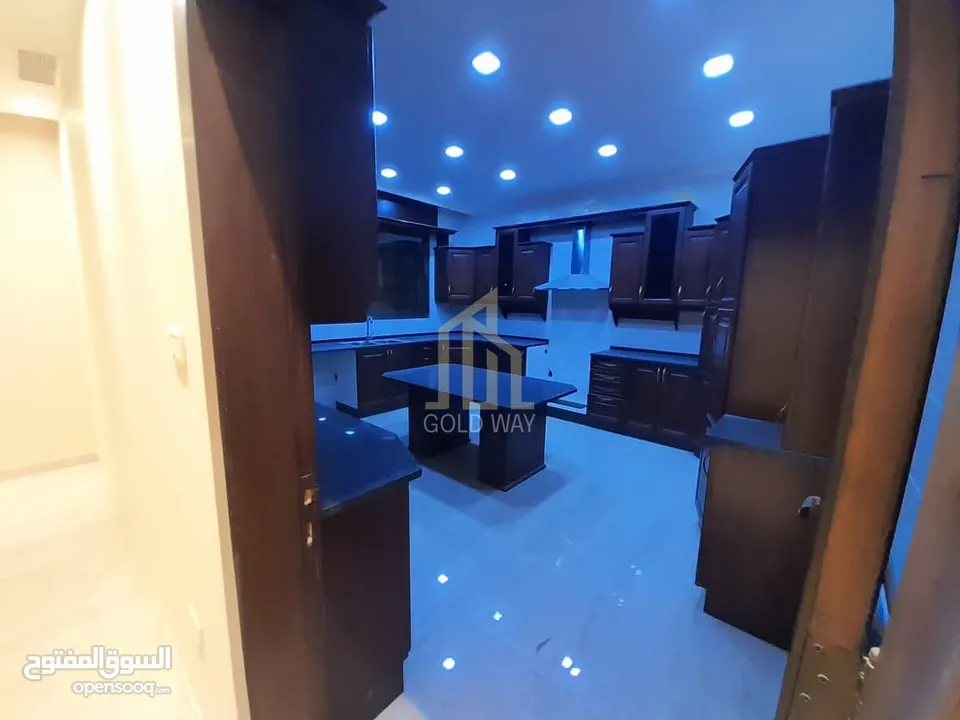 شقة مميزة للبيع طابق ثاني مع روف 250م في أجمل مناطق خلدا بسعر مغري/ ref 9171